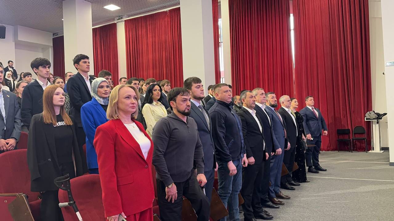 Студенты гуманитарно-педагогического колледжа — участники юбилея Молодёжного парламента Махачкалы